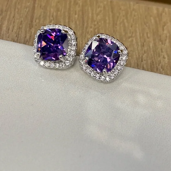 Dark purple stud earrings - Picture 3 of 3